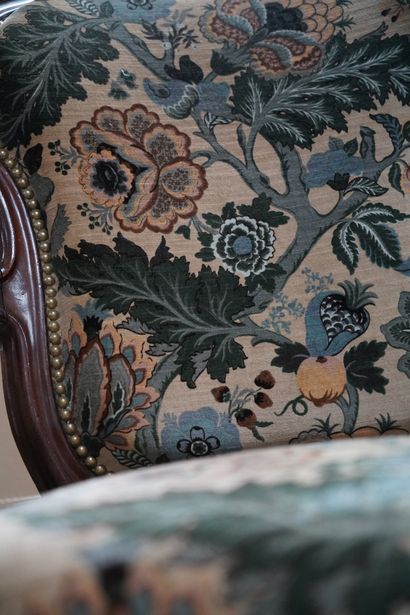 null Chauffeuse, fauteuil en bois teinté mouluré canné de style Louis XV ; une bergère...