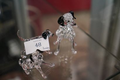 null SWAROVSKI, Réunion d'un trio de dalmatiens en cristal taillé et teinté.