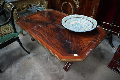 null *Importante table basse en bois verni, le plateau hexagonale à galerie ajourée...