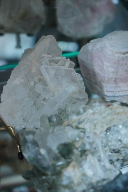 null NATURALIA Réunion de minéraux dont quartz chlorité, barytine tabulaire sur quartz,...
