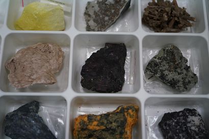 null NATURALIA Réunion de minéraux dont calcite pyrite quartz, barytine, magnétite,...
