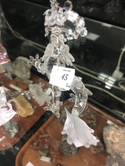 null SWAROVSKI, Réunion de deux sujets en cristal taillé et teinté, comprenant un...