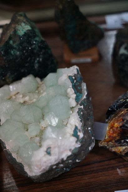null NATURALIA Réunion de minéraux dont apophyllite, malachite velours, halite bleue,...