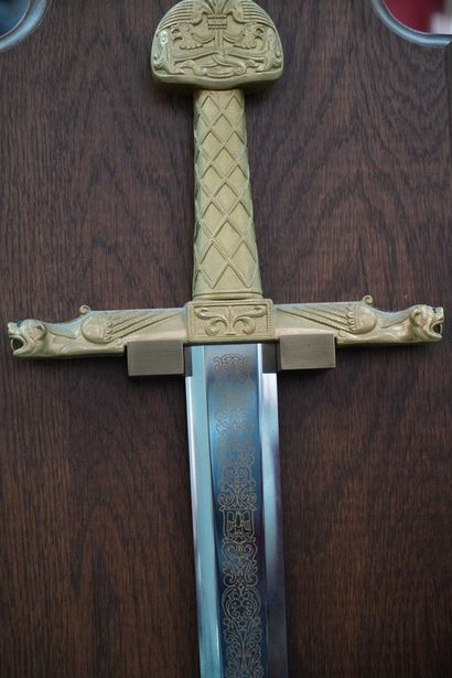 null Réplique dcorative de l'épée de Charlemagne, en métal doré ciselé, la lame à...