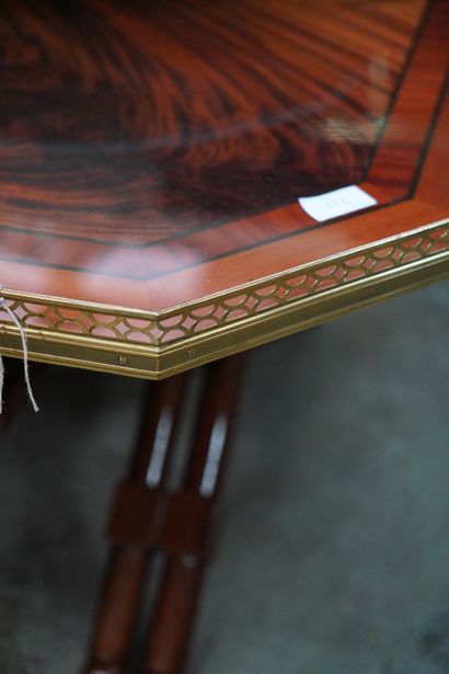 null *Importante table basse en bois verni, le plateau hexagonale à galerie ajourée...