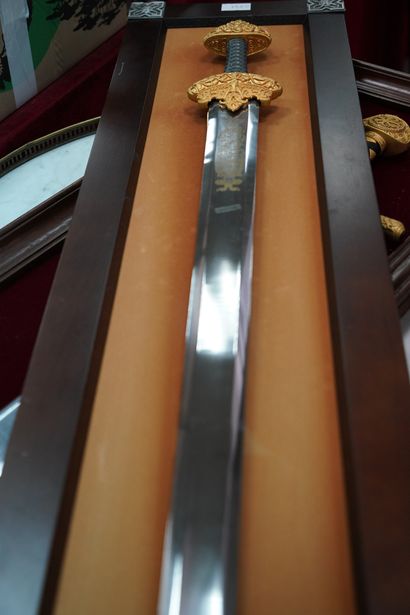null Répllique décorative d'une épée de Vicking, en métal doré, la lame à motifs...