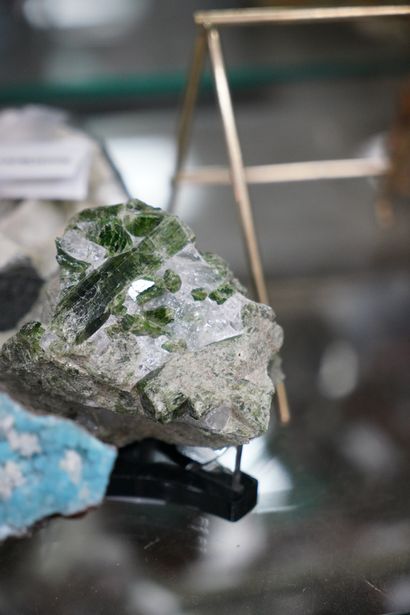 null NATURALIA Réunion de minéraux dont hémimorphite bleue avec cérusite, quartz...