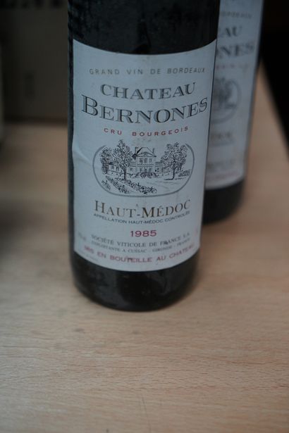 null Deux bouteilles, Haut Médoc, Château Bernones, 1985, à l'épaule. En l'état.