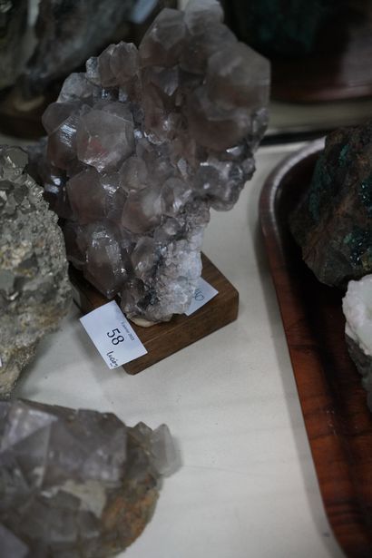 null NATURALIA Réunion de minéraux dont fluorine, pyrite et calcite.