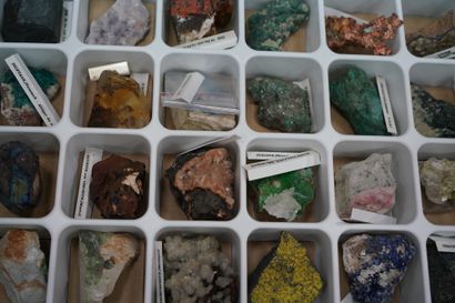 null NATURALIA Réunion de minéraux dont dioptase, azurite, cérusite, kinoïte, et...