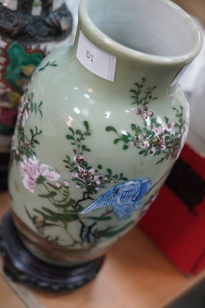 null Nankin. Paire de vases en céramique craquelée à décor émaillé polychrome de...