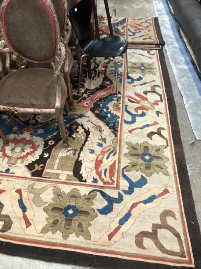 null *Iran, région d'Arak. Important tapis en laine à motifs feuillagés stylisés...
