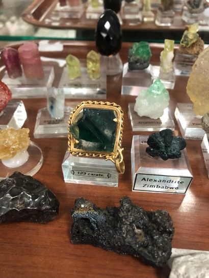 null NATURALIA Réunion de minéraux dont opale de feu, topaze, cristal de rubelli...