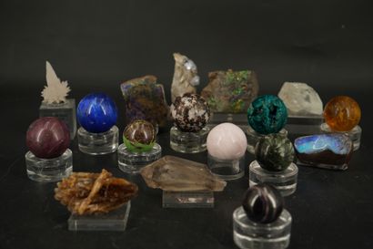 null NATURALIA Réunion de minéraux dont sphères de dioptase, lapis lazuli, séraphinite,...