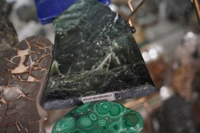 null NATURALIA Réunion de minéraux dont jaspe orbiculaire, œil de fer, lapis lazuli,...