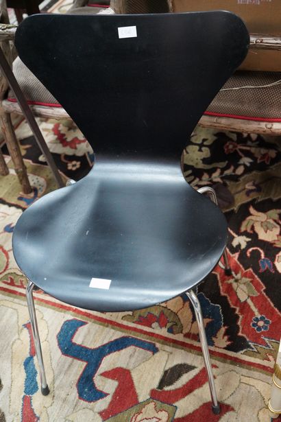 null Dans le goût d'Arne Jacobsen, chaise fourmi en bois courbé laqué noir et piètement...