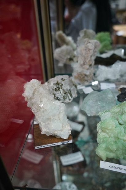 null NATURALIA Réunion de minéraux dont calcites, apophylite, neptunite, fluorine,...