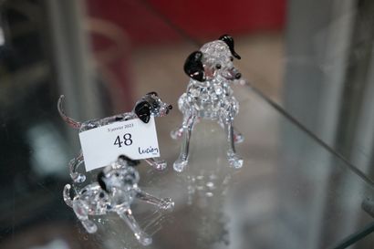 null SWAROVSKI, Réunion d'un trio de dalmatiens en cristal taillé et teinté.