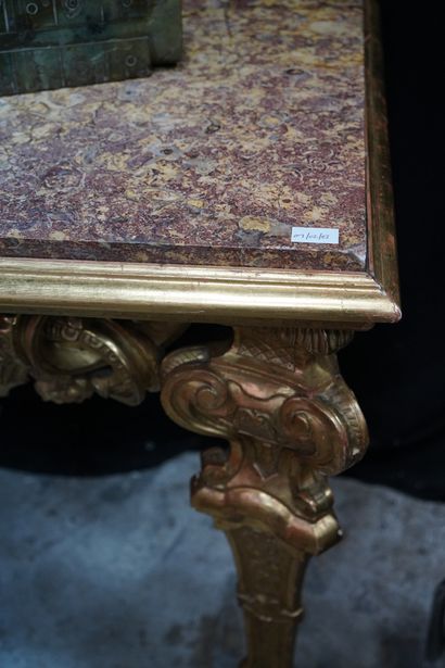 null *Table de milieu d'apparat, en bois doré mouluré et sculpté, la ceinture ajourée...