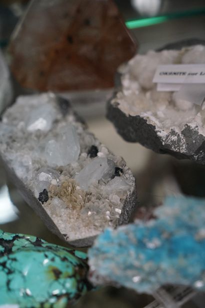 null NATURALIA Réunion de minéraux dont hémimorphite bleue avec cérusite, quartz...