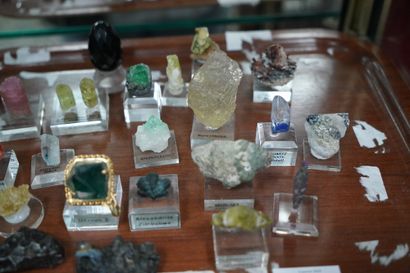 null NATURALIA Réunion de minéraux dont opale de feu, topaze, cristal de rubelli...