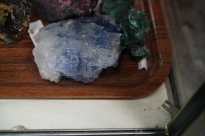null NATURALIA Réunion de minéraux dont apophyllite, malachite velours, halite bleue,...