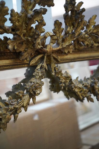 null *Miroir de cheminée dans un encadrement en bois et pâte dorée mouluré et sculpté,...