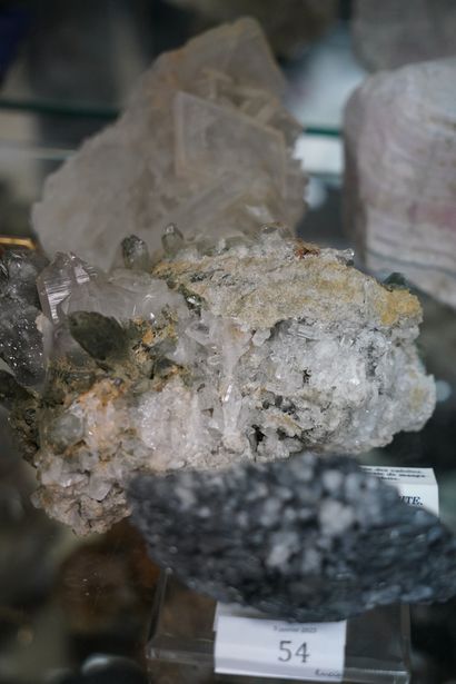 null NATURALIA Réunion de minéraux dont quartz chlorité, barytine tabulaire sur quartz,...