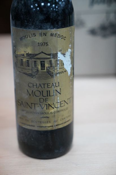null Une bouteille, Moulis en Médoc, Château Moulin de Saint Vincent, 1975, dans...