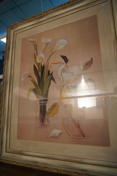 null *Grande pièce encadrée représentant des fleurs dans des vases en verre.