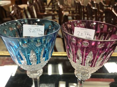 null SAINT LOUIS. Deux verres sur pied à vin du Rhin en cristal taillé teinté bleu...