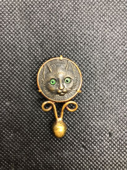 null Petit bijoux en métal doré et métal patiné orné d'une tête de chat en métal...