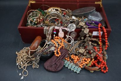 null Réunion de bijoux fantaisie, bracelets, colliers.