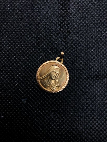 null Médaille circulaire en or 18k (750), à l'effigie de la Vierge. Poids. 1,8 g...