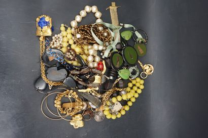 Ensemble de bijoux fantaisie comprenant bracelets,...