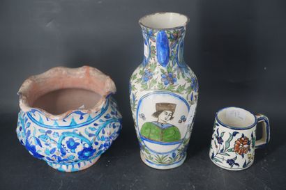 null Vase et cache-pot en céramique émaillée polychrome à décor floral et personnages...