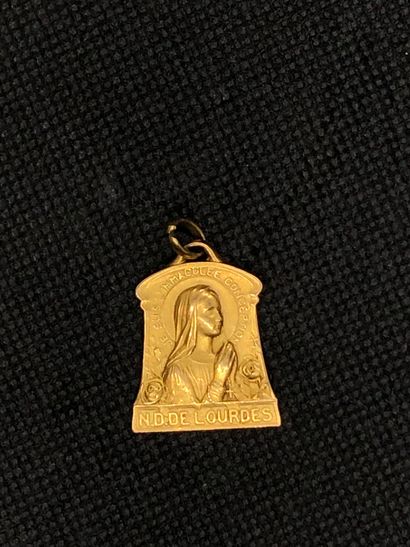 null D'après TAIRAC, pendentif en or 18k (750) à décor figurant la Vierge en bas...