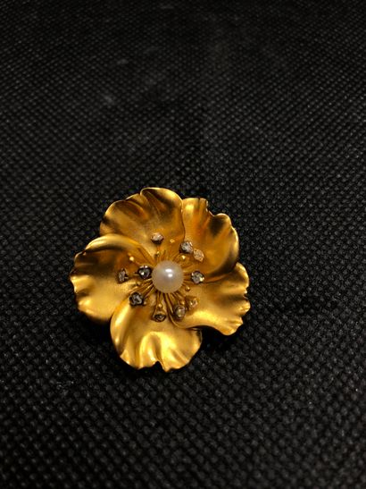 null Broche, or 18k (750), épousant la forme d'une fleur, ornée d'une perle de culture...