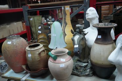 null Réunion de vases et lampe en verre ou céramique, tête de cheval en matière composite,...