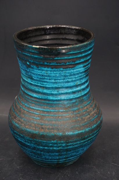 null ACCOLAY, Vase balustre en céramique émaillée à décor cannelé bleu et noir. Signé...