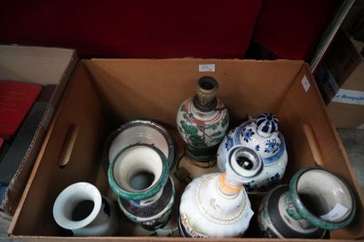 null Réunion de vases en céramique d'Extrême-Orient ; pot couvert en faïence à décor...