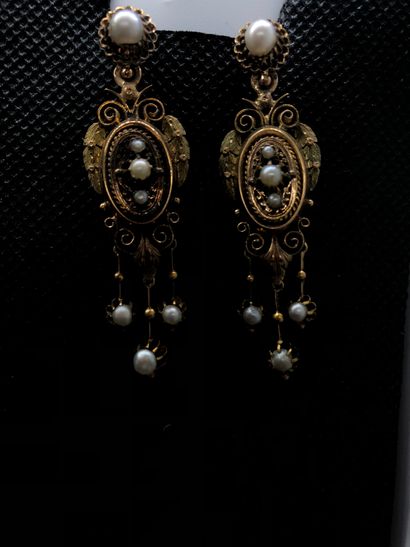 null Paire de pendants d'oreilles en or 18k (750) ornés de perles de culture. XIXe...