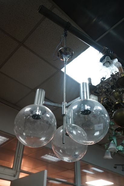 null Suspension en métal chroméà trois globes en verre. En l'état.
