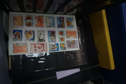 null Réunion de 4 albums de timbres et divers, dont XIXe siècle. En l'état. On joint...