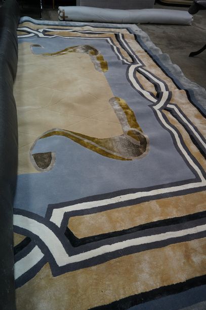 null Important tapis moquette dans les teintes beiges, gris et bleu. Dim. 700 x 500...