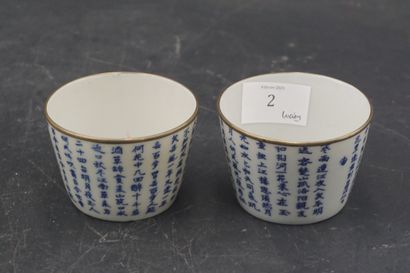 null Paire de tasses en porcelaine à décor d'écritures chinoises. En l'état.