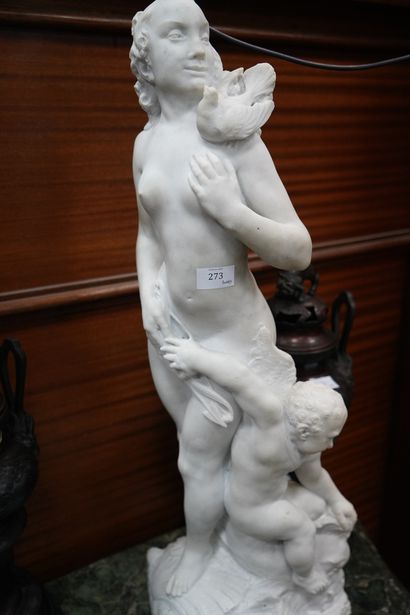 Vénus et l'Amour. Sculpture en marbre. H....