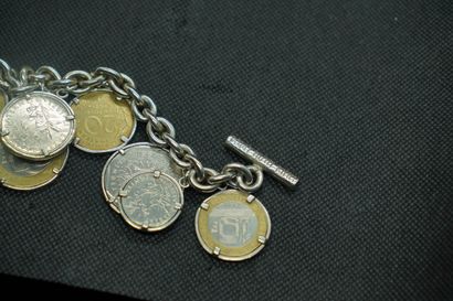 null ARTHUS BERTRAND, bracelet en argent, orné de pièces, marqué sur le fermoir PEGGY...