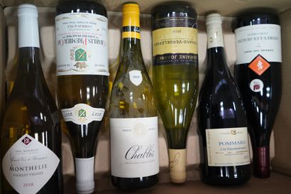 Réunion de six bouteilles : Monthelie, Vieilles...
