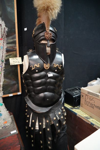 null Armure et casque de gladiateur, en métal noir et doré, cuir, sur un mannequin....